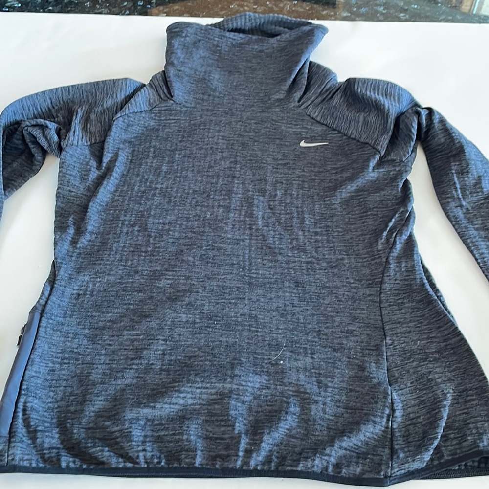 Nike woman’s size M mock neck sweatshirt. In  excellent shape.